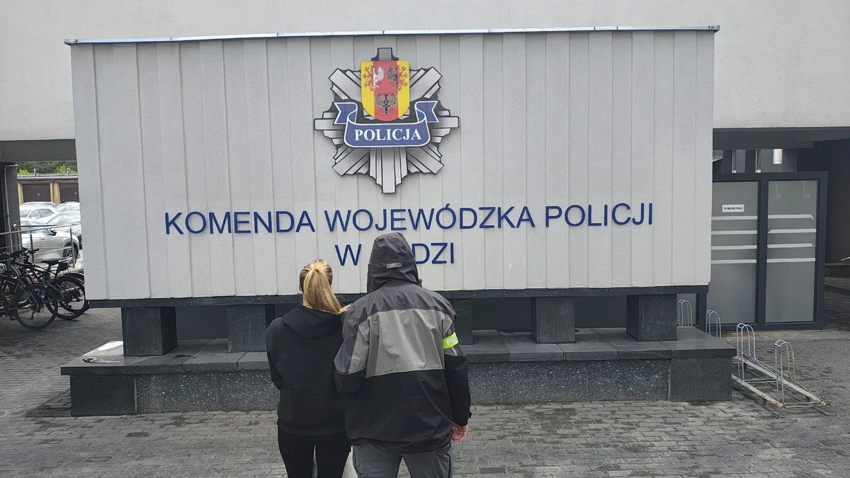 Policjanci zabezpieczają dowody w sprawie oszustw na pokazach sprzętu