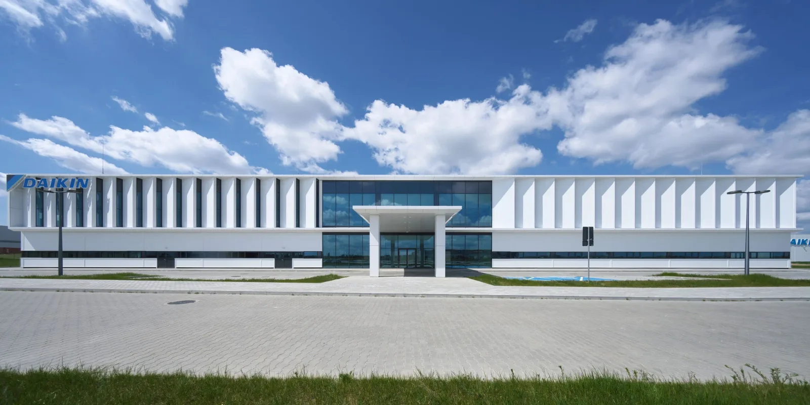 daikin-manufacturing-poland-exterior-view--2---1-.webp