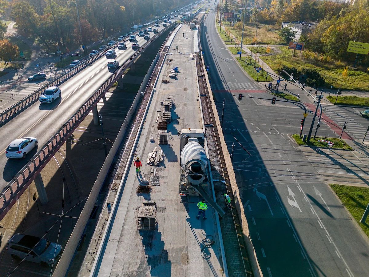 Na estakadzie przy Łodzi Kaliskiej leją beton. Koniec remontu w 2027