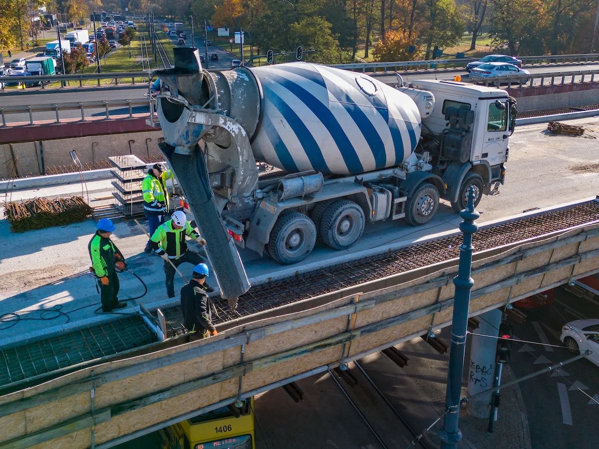 Betonowanie kap na zachodniej estakadzie al. Włókniarzy