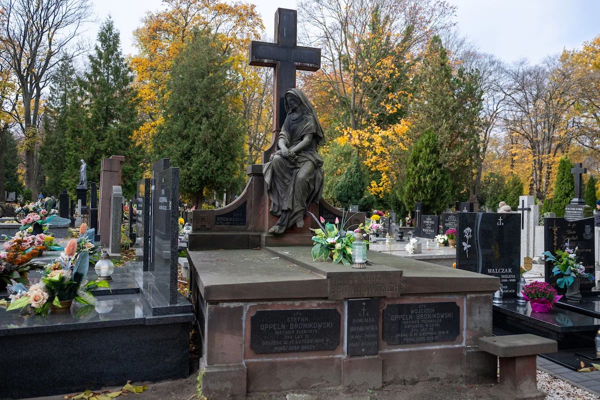 Nagrobek z rzeźbą płaczącej postaci przy krzyżu