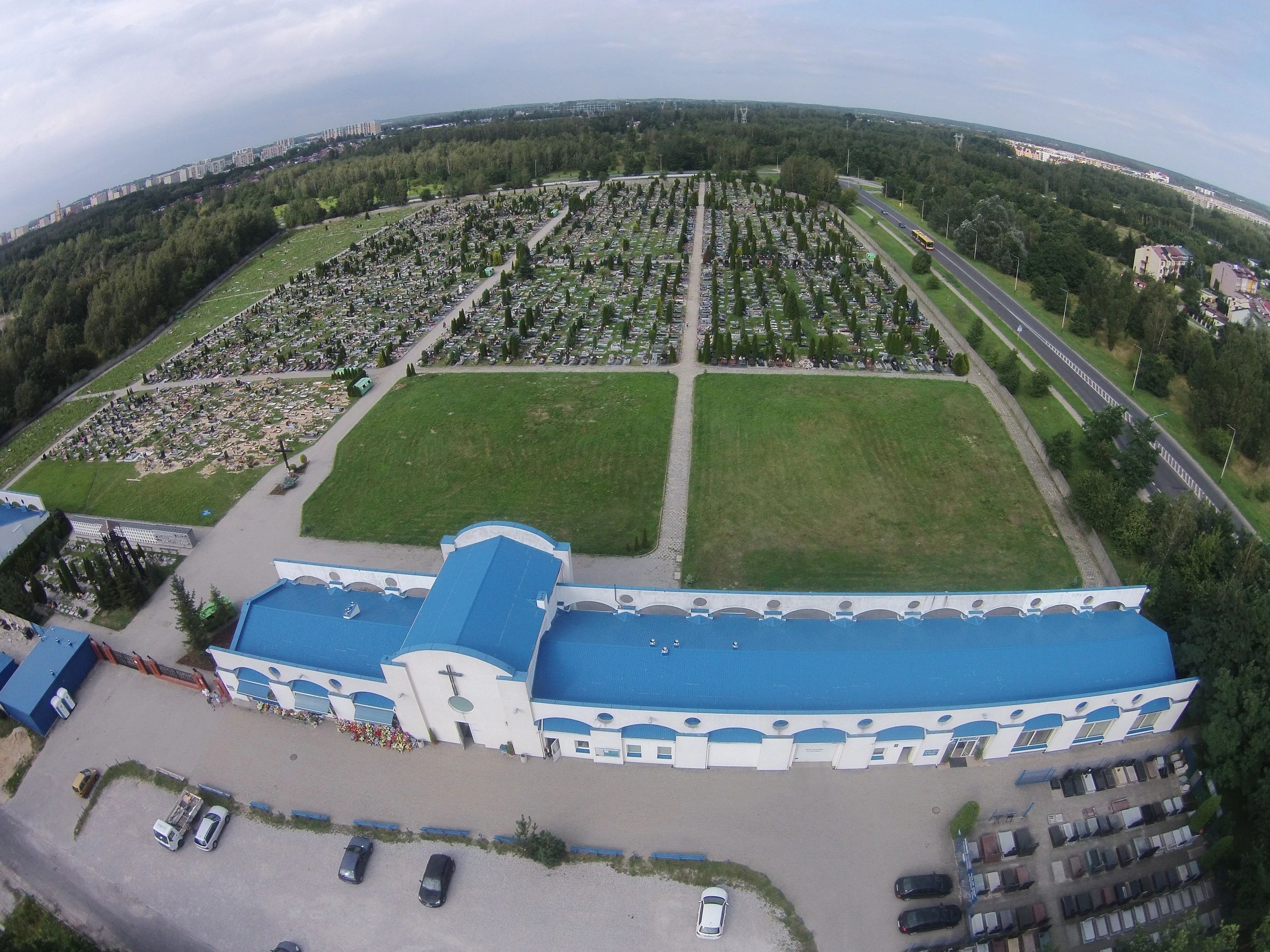 Prawie tysiąc uczniów zapaliło znicze na cmentarzu przy Zakładowej. To rekord akcji