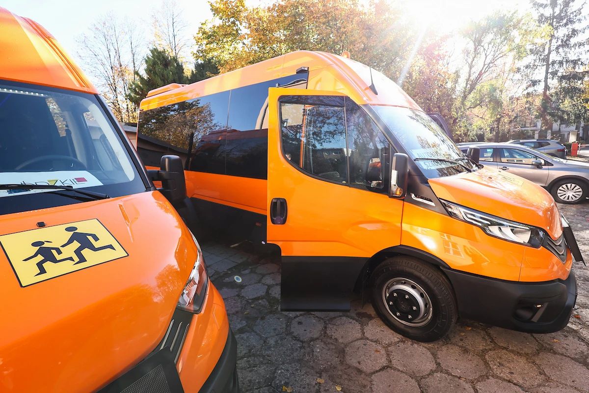 Autobus szkolny z otwartymi drzwiami