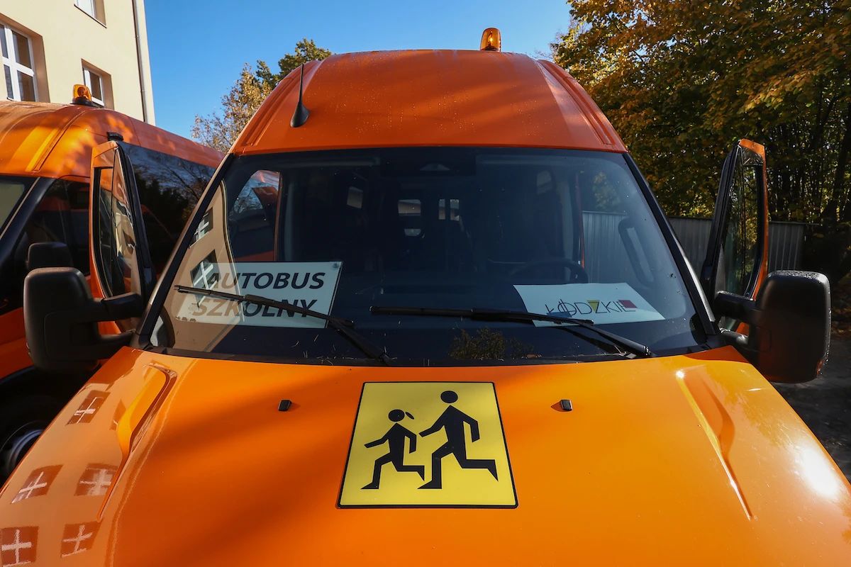 Przód autobusu z oznaczeniem przewozu dzieci