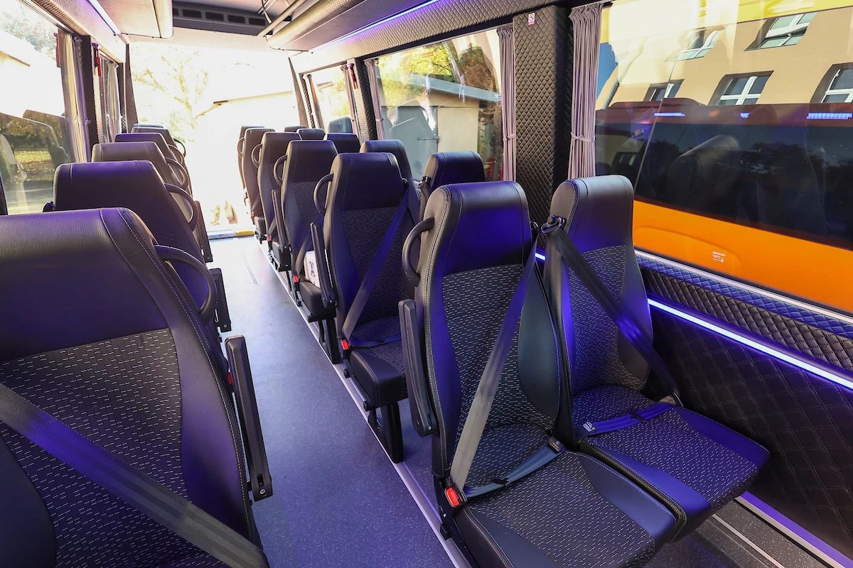 Fotele z pasami bezpieczeństwa we wnętrzu autobusu