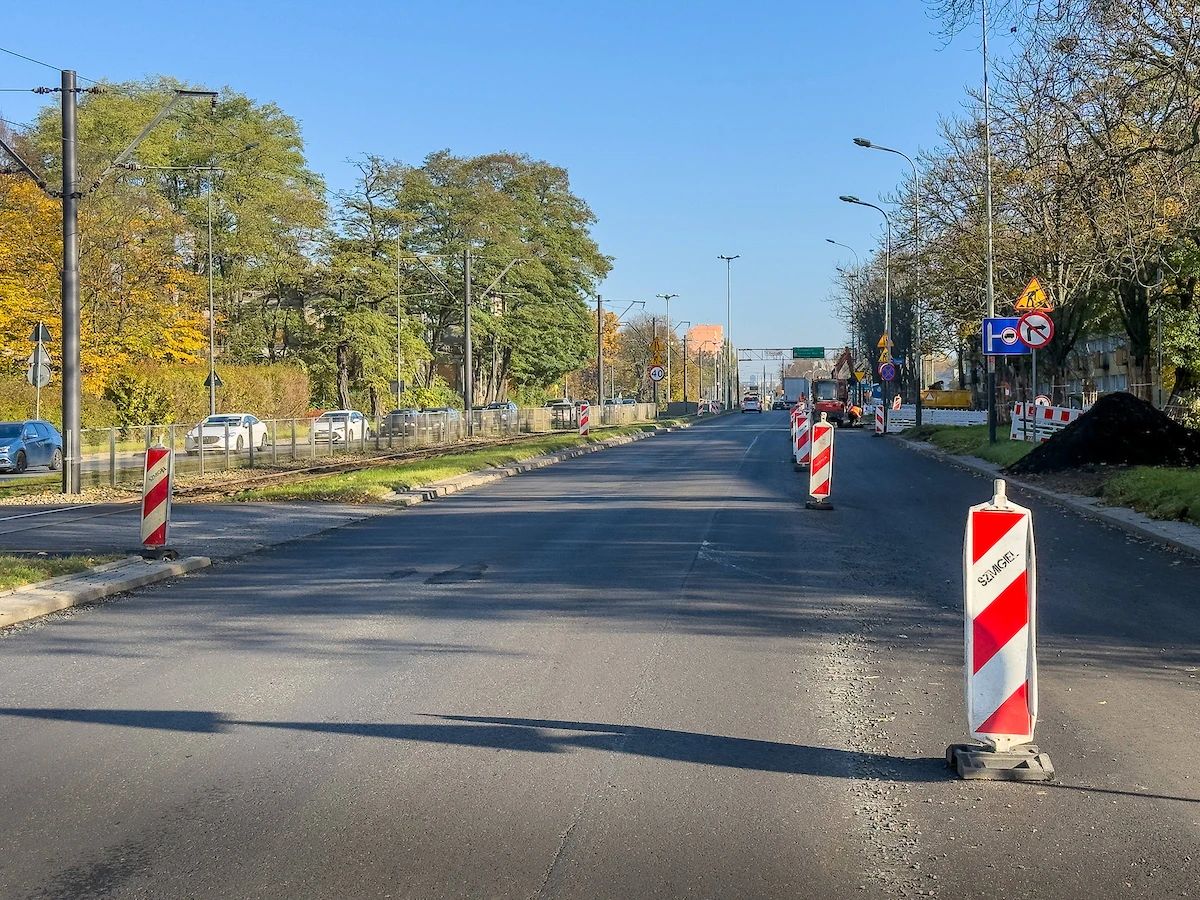 Remont ul. Pabianickiej w Łodzi, wygrodzony pas jezdni