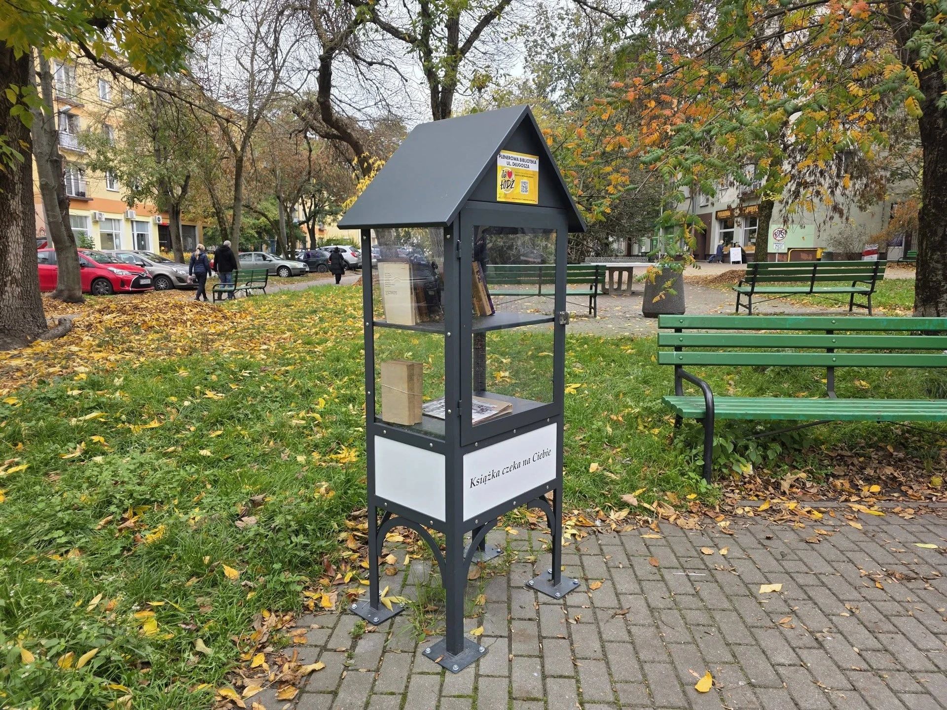 Biblioteka, która nigdy się nie zamyka. Na Kozinach stanęła szklana gablota z książkami