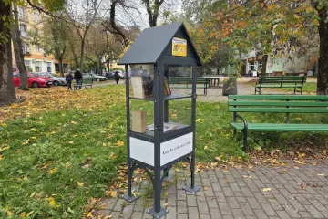 Biblioteka, która nigdy się nie zamyka. Na Kozinach stanęła szklana gablota z książkami