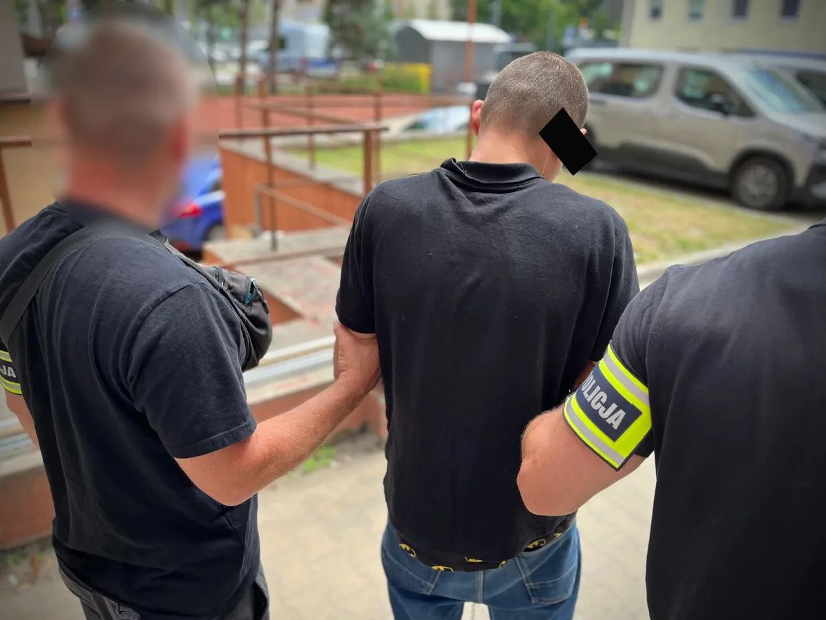 Brutalny atak przy dworcu w Łodzi. Kopnął kobietę w głowę [WIDEO] – zdjęcie 1