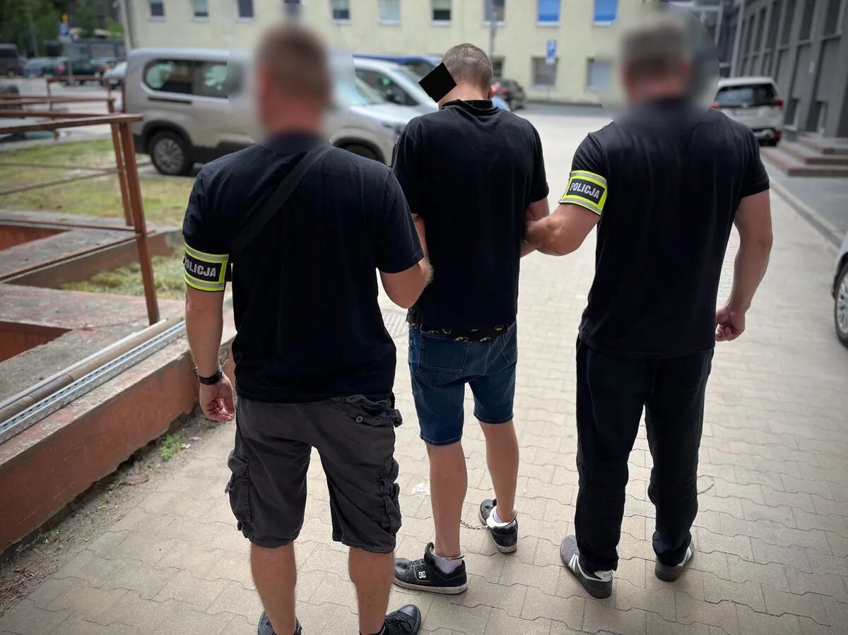 Brutalny atak przy dworcu w Łodzi. Kopnął kobietę w głowę [WIDEO] – zdjęcie 2