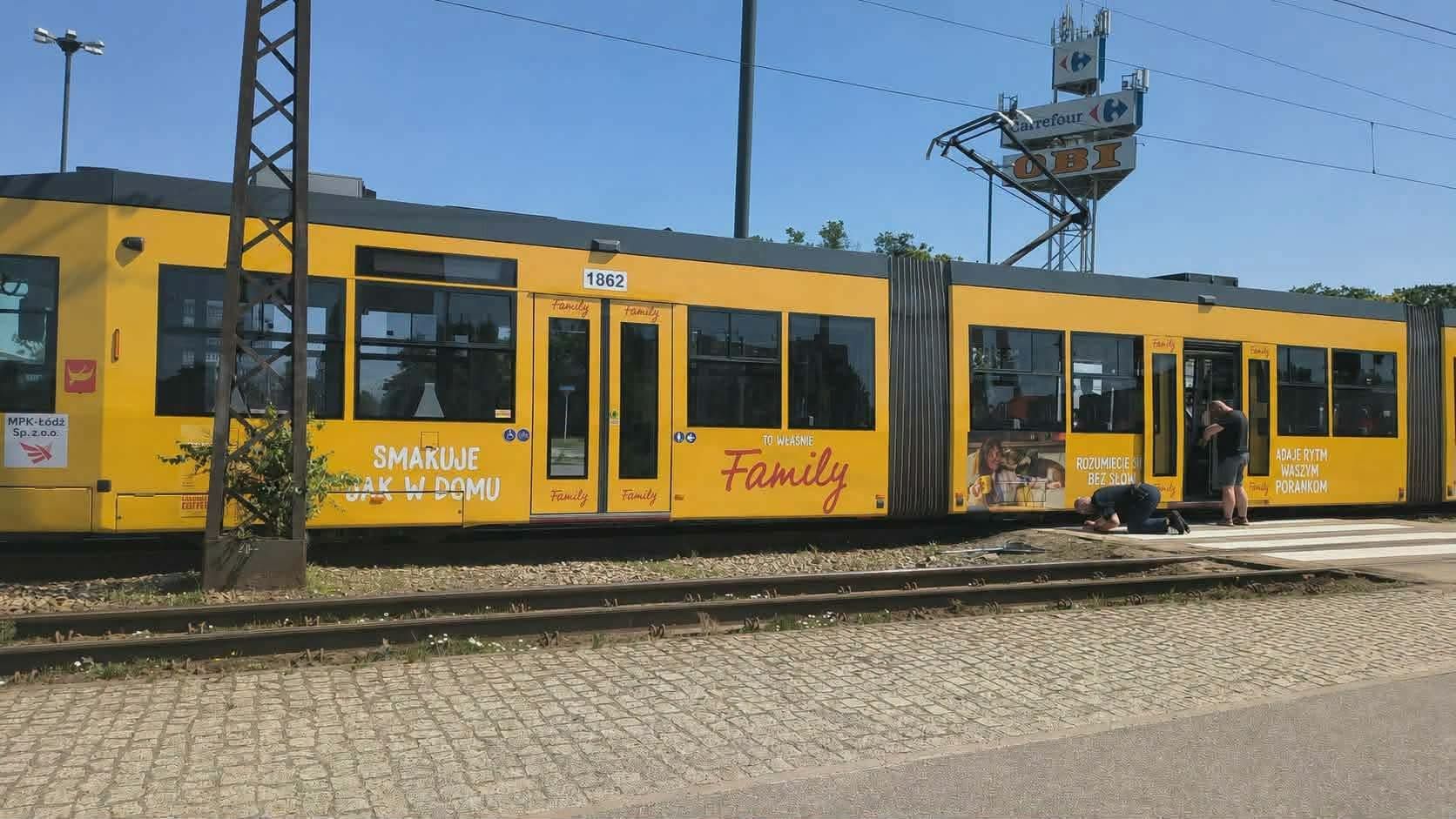 Mały kotek utknął pod tramwajem. Prowadząca ruszyła na ratunek – zdjęcie 3