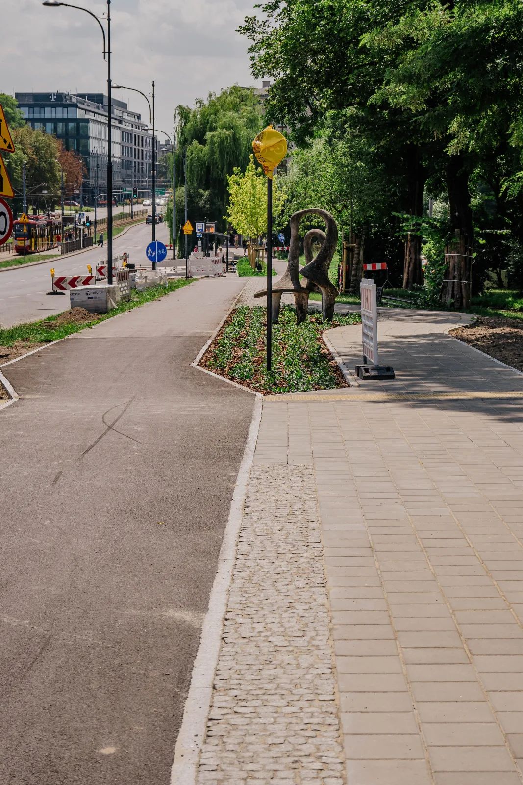 Koniec remontu przy Manufakturze. Rowerzyści ominą przystanki – zdjęcie 2