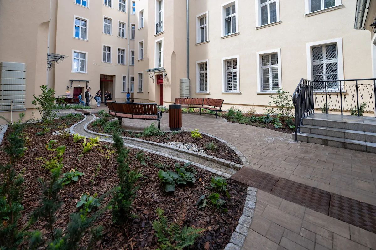 Traugutta 8 po remoncie. Zielone podwórko za 2,4 mln zł – zdjęcie 5