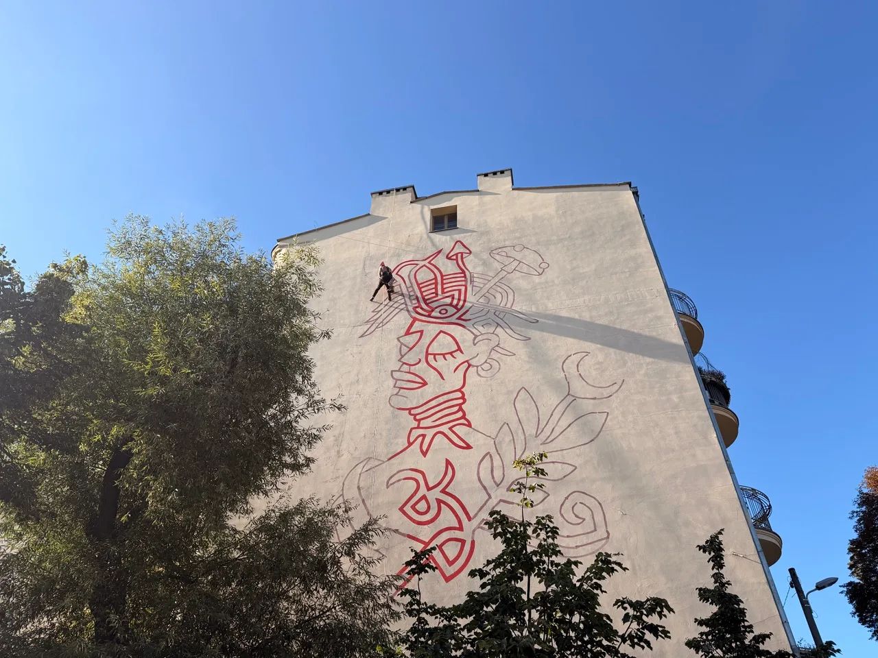 Nowy mural w centrum Łodzi. Na kamienicy pojawiła się tajemnicza szamanka – zdjęcie 2