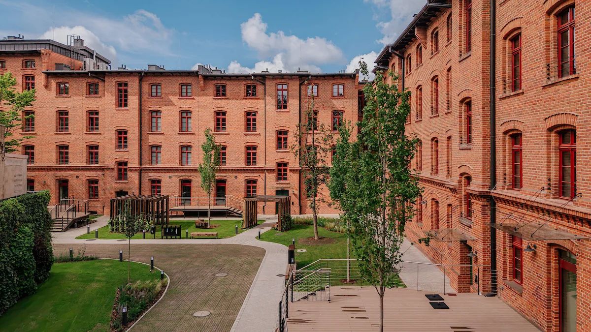 Ogrodowa 24 gotowa. Tak zmieniły się famuły Poznańskiego [ZDJĘCIA] – zdjęcie 1