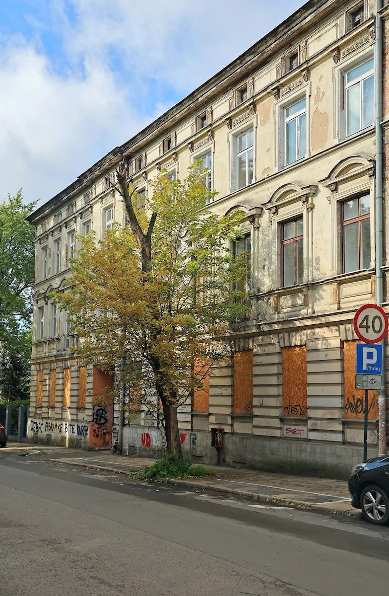 Kamienica przy Dowborczyków 23 czeka na projekt remontu. Najpierw dokumentacja, potem prace – zdjęcie 1