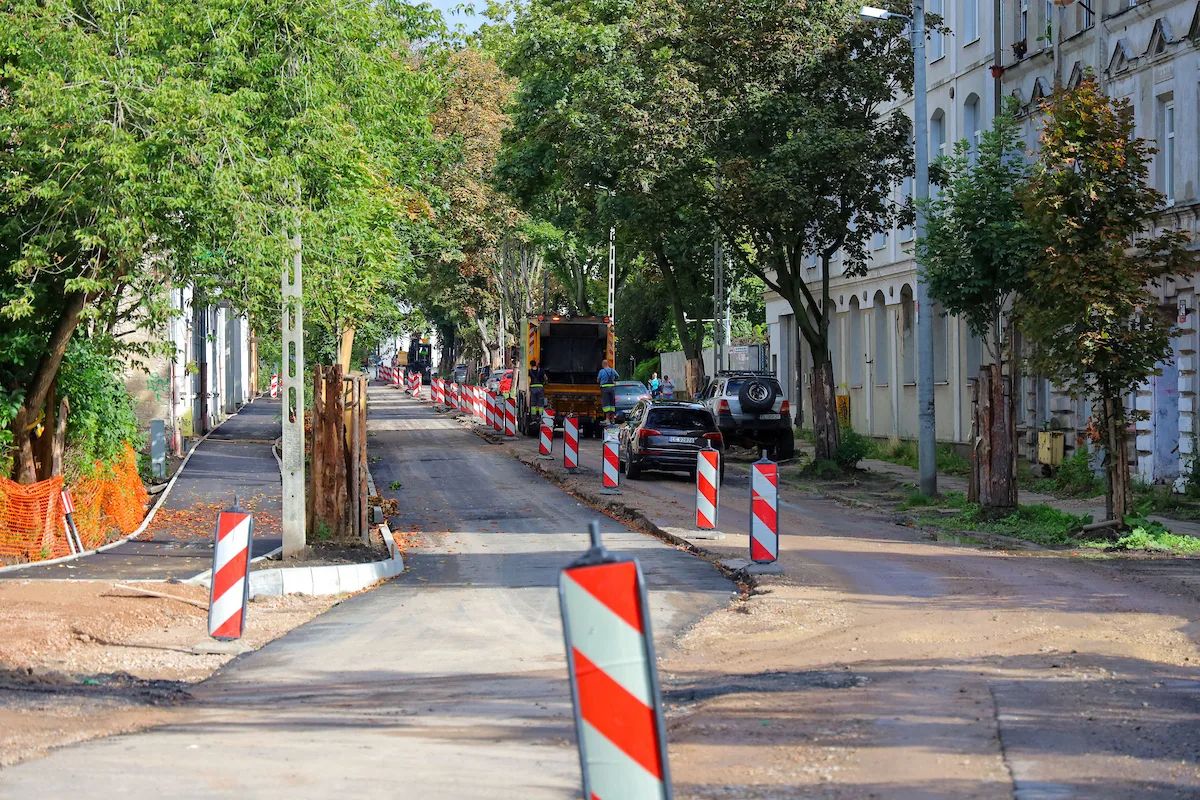 Na Łomżyńskiej leży pierwsza warstwa asfaltu. Remont wchodzi w kolejny etap – zdjęcie 1