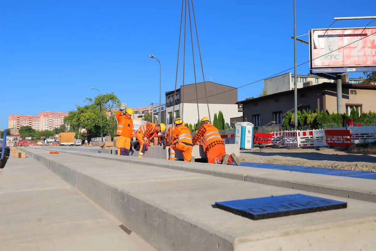 Pierwsze szyny już na Broniewskiego. Tramwaje dopiero w 2028 roku – zdjęcie 1
