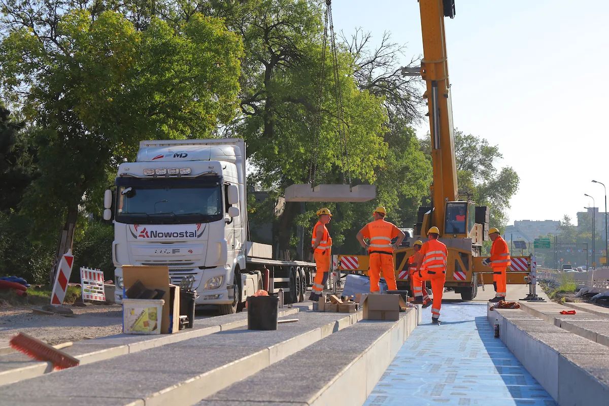 Pierwsze szyny już na Broniewskiego. Tramwaje dopiero w 2028 roku – zdjęcie 2