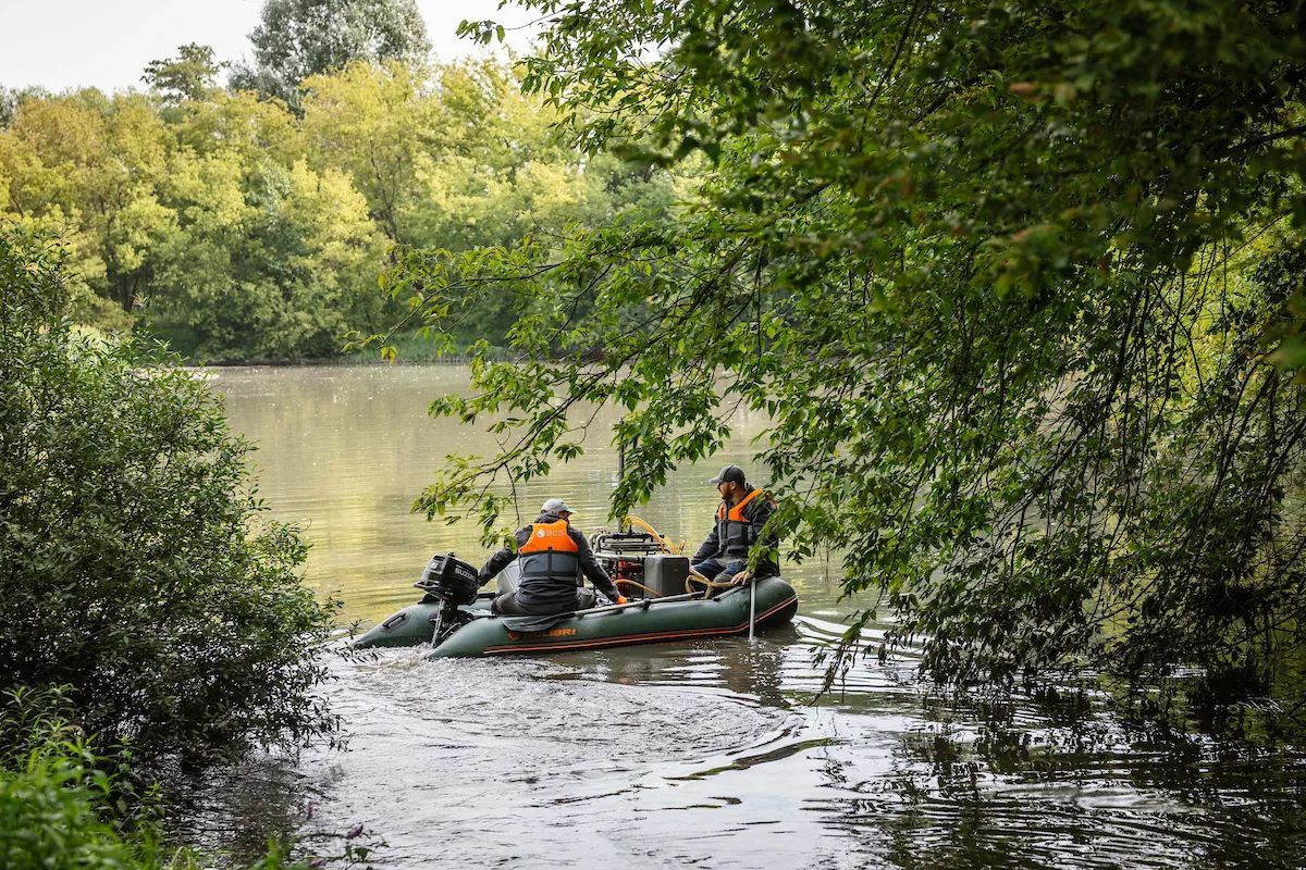 Łódź testuje sposób na muł. Do wody trafiają mikroorganizmy – zdjęcie 1