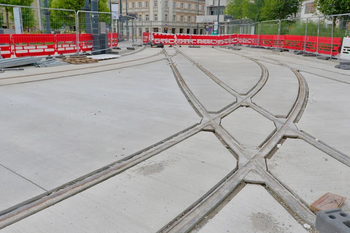 Beton już jest na Placu Wolności. Barierki zostaną na tygodnie – zdjęcie 1