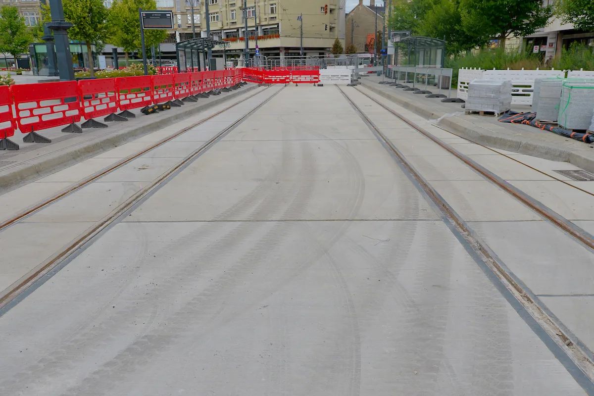 Beton już jest na Placu Wolności. Barierki zostaną na tygodnie – zdjęcie 2