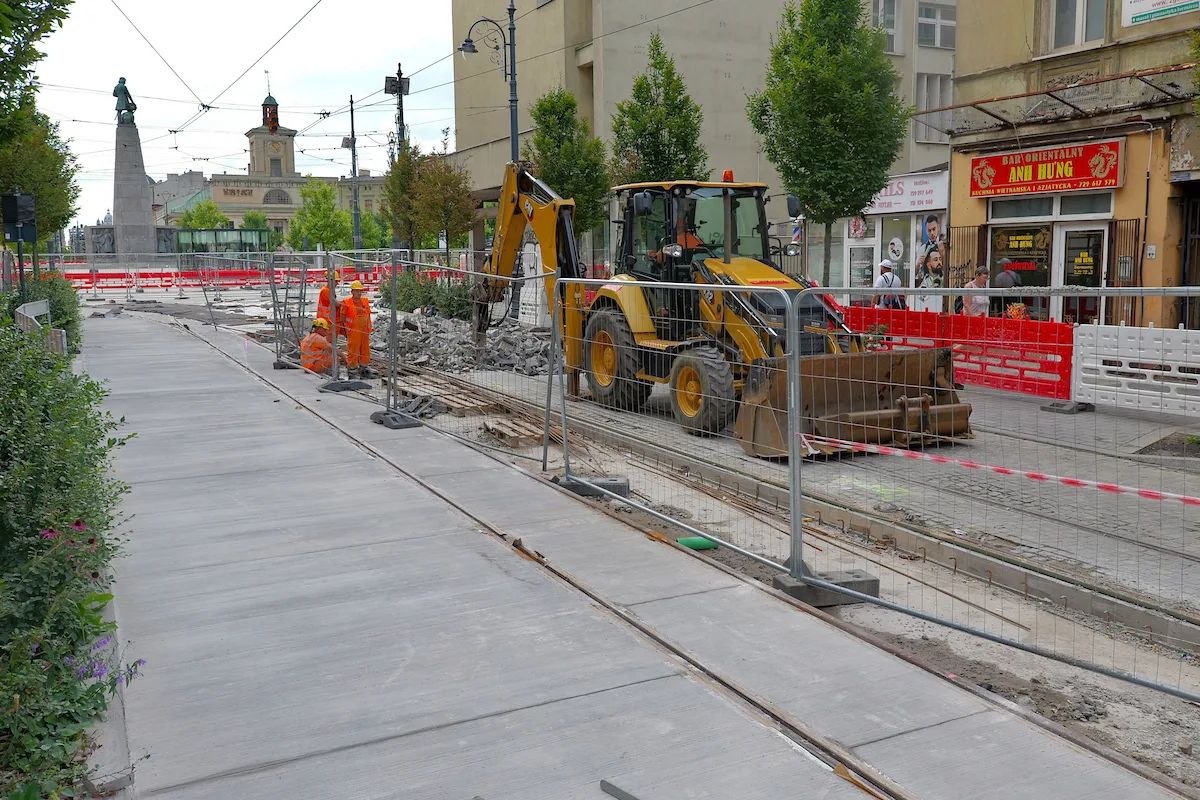 Beton już jest na Placu Wolności. Barierki zostaną na tygodnie – zdjęcie 3