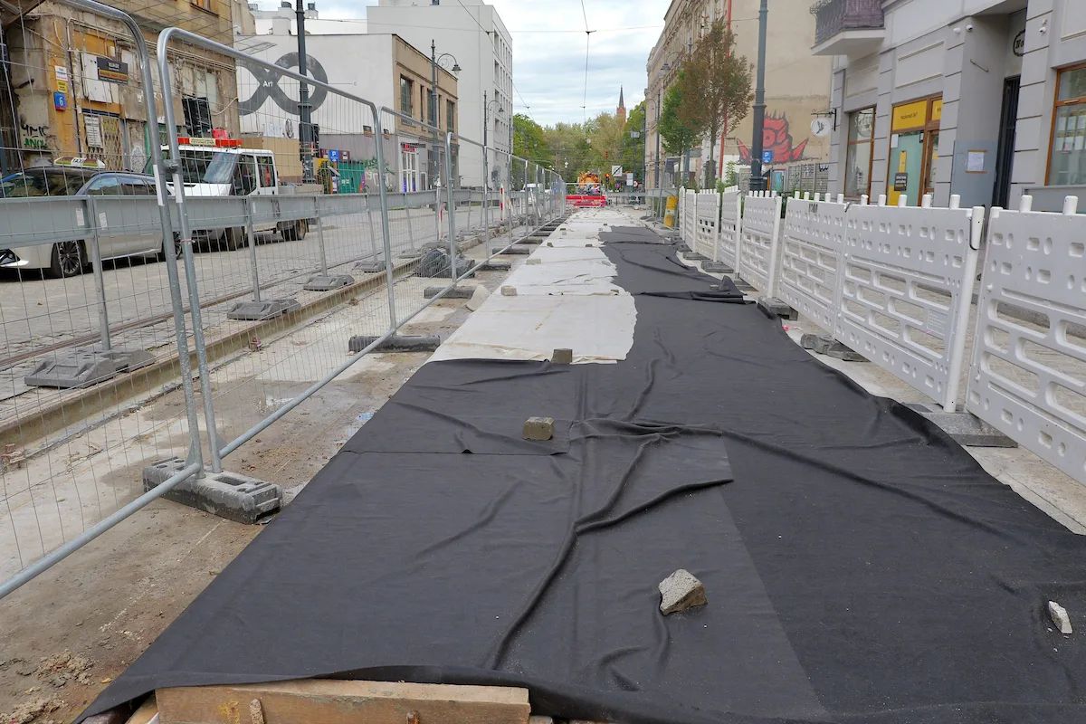 Beton już jest na Placu Wolności. Barierki zostaną na tygodnie – zdjęcie 4