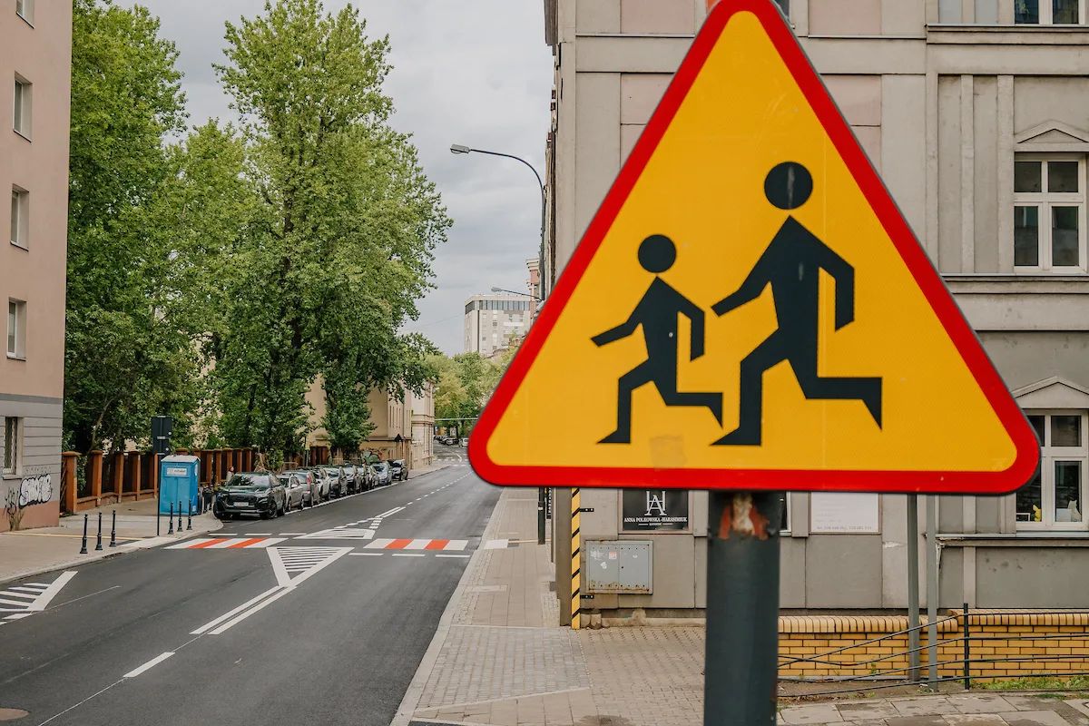 Przy szkołach poprawili oznakowanie. Na Wigury nowe przejście – zdjęcie 1