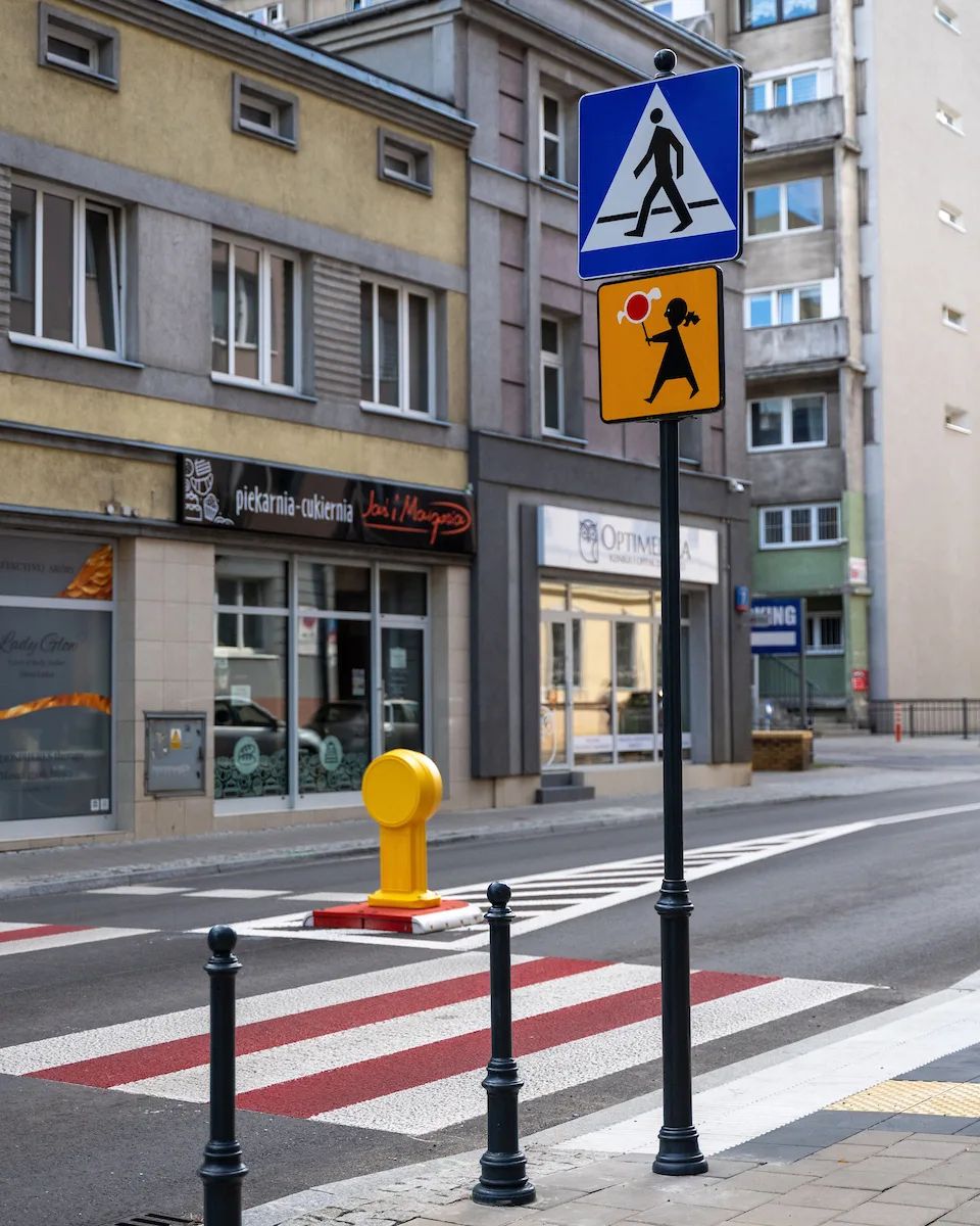 Przy szkołach poprawili oznakowanie. Na Wigury nowe przejście – zdjęcie 4