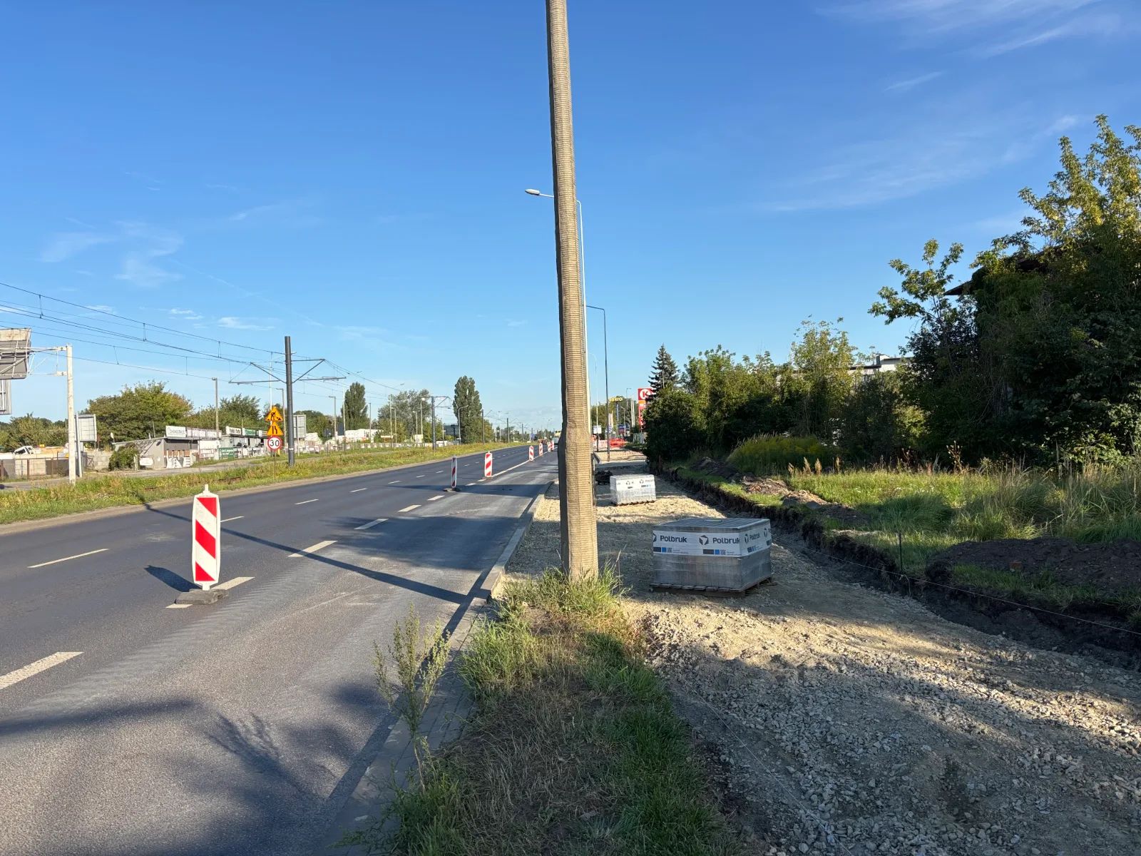 Kostka znika z Włókniarzy. Ruszył remont ważnej trasy rowerowej – zdjęcie 1