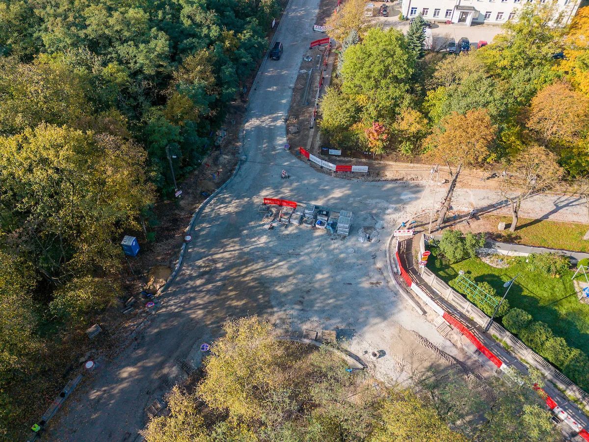 Nowe rondo na Złotnie już widać. Biegunowa ma nowy asfalt – zdjęcie 1