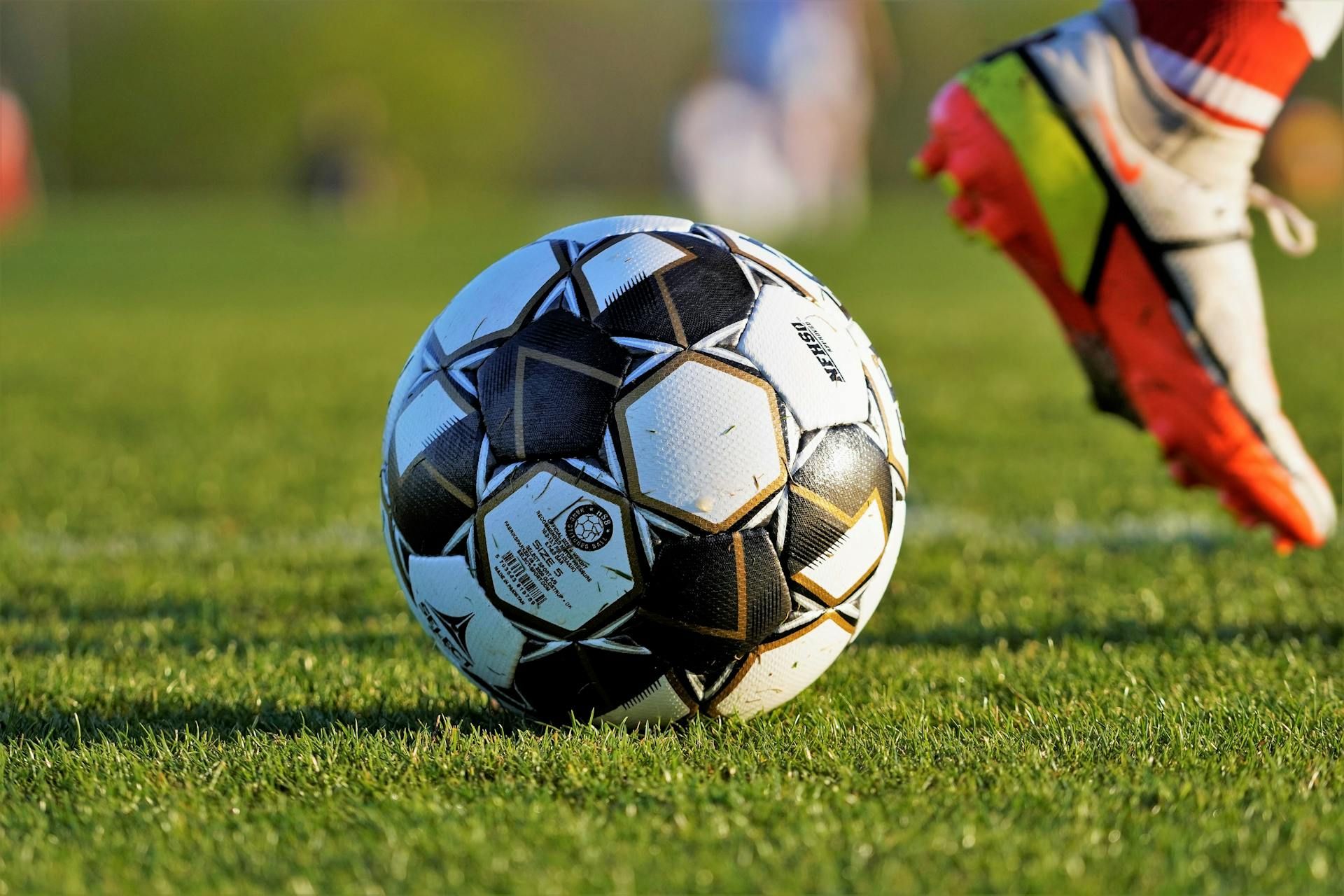 Widzew Łódź gra o spokój. Korona czeka w Kielcach