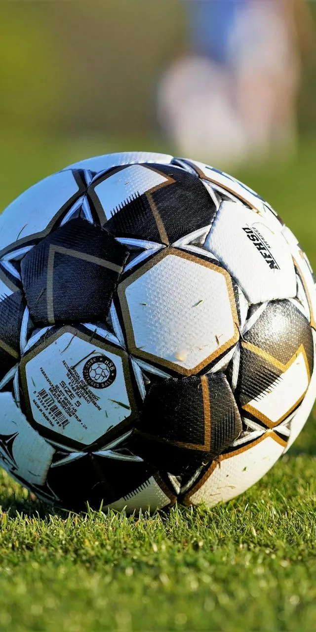 Widzew Łódź gra o spokój. Korona czeka w Kielcach