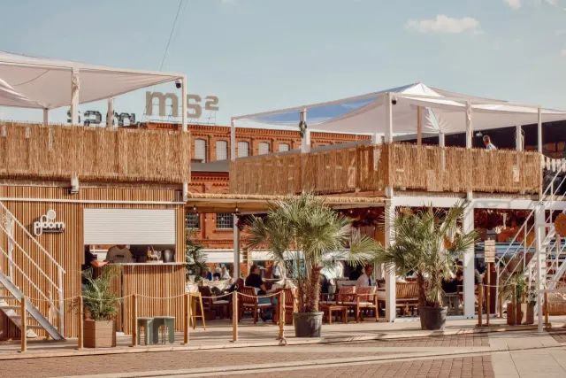Beach bar w Manufakturze już otwarty. W nowym klimacie i z atrakcjami