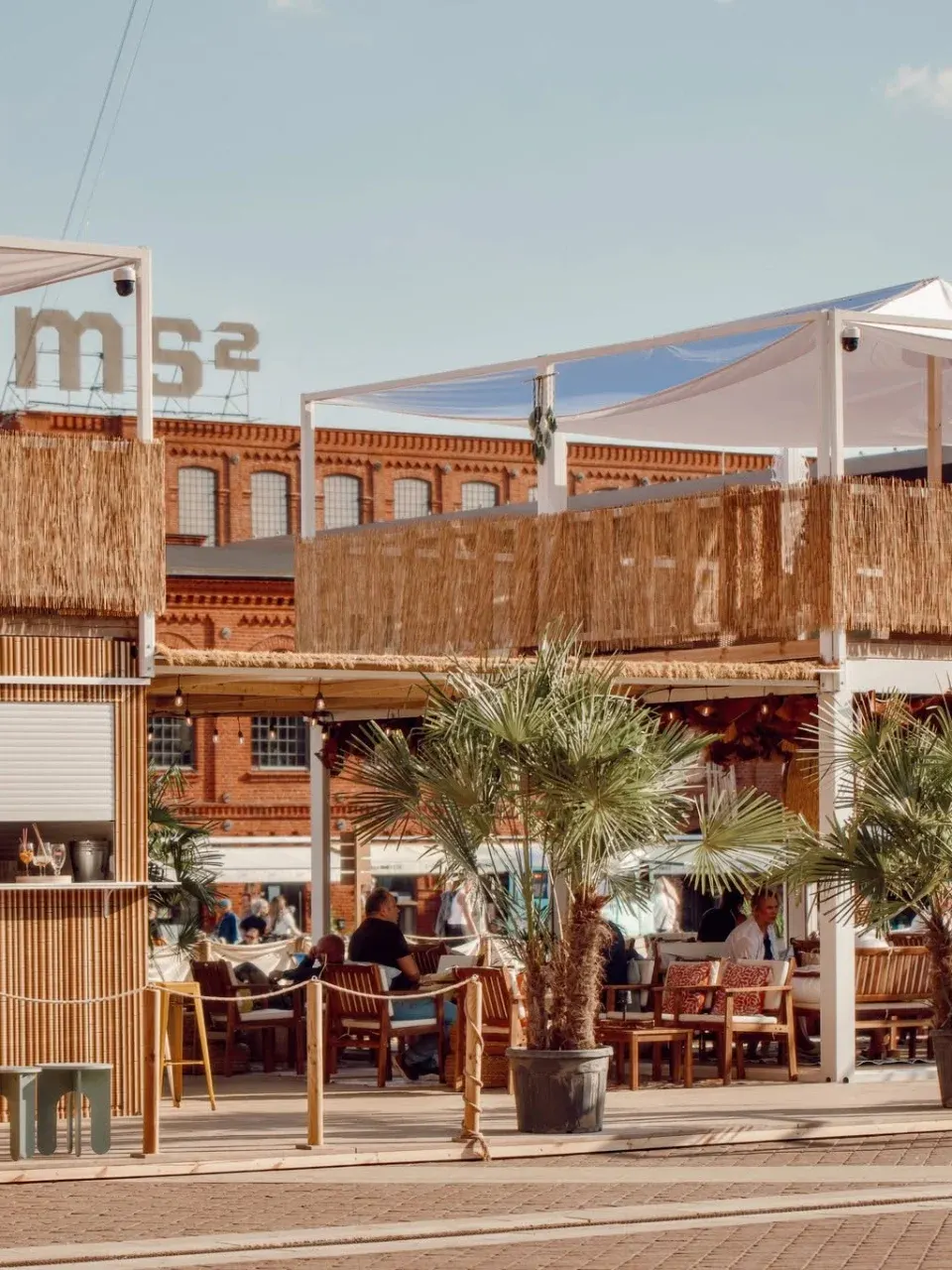 Beach bar w Manufakturze już otwarty. W nowym klimacie i z atrakcjami