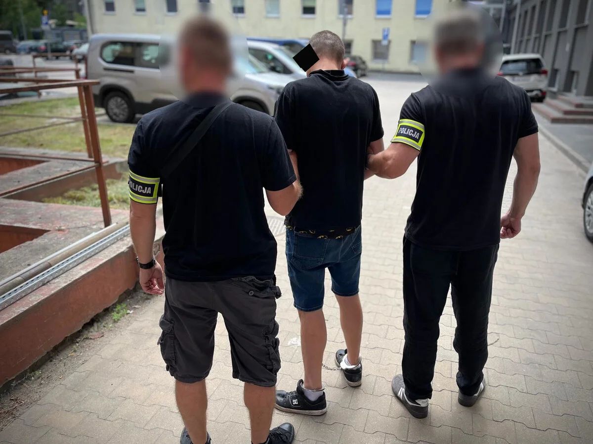 Brutalny atak przy dworcu w Łodzi. Kopnął kobietę w głowę [WIDEO]