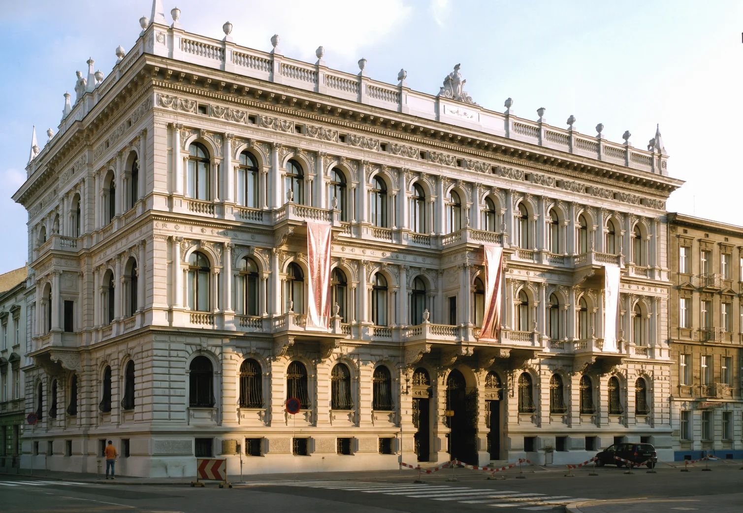Muzeum Sztuki w Łodzi kpi z kompetencji. Kierownik za 4761 zł
