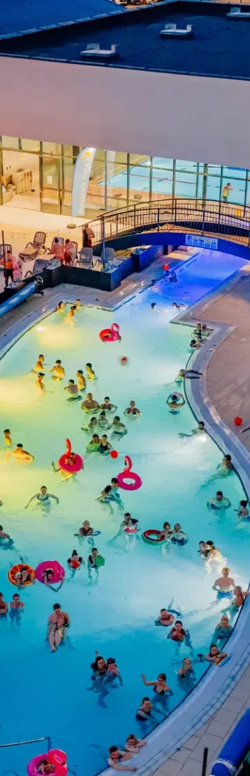 Nocne pływanie na Fali. DJ, piana party i sześć godzin w cenie jednej