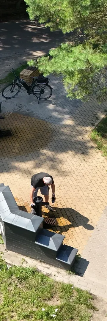 Kolejki po wodę ze studni. Fenomen łódzkich zdrojów