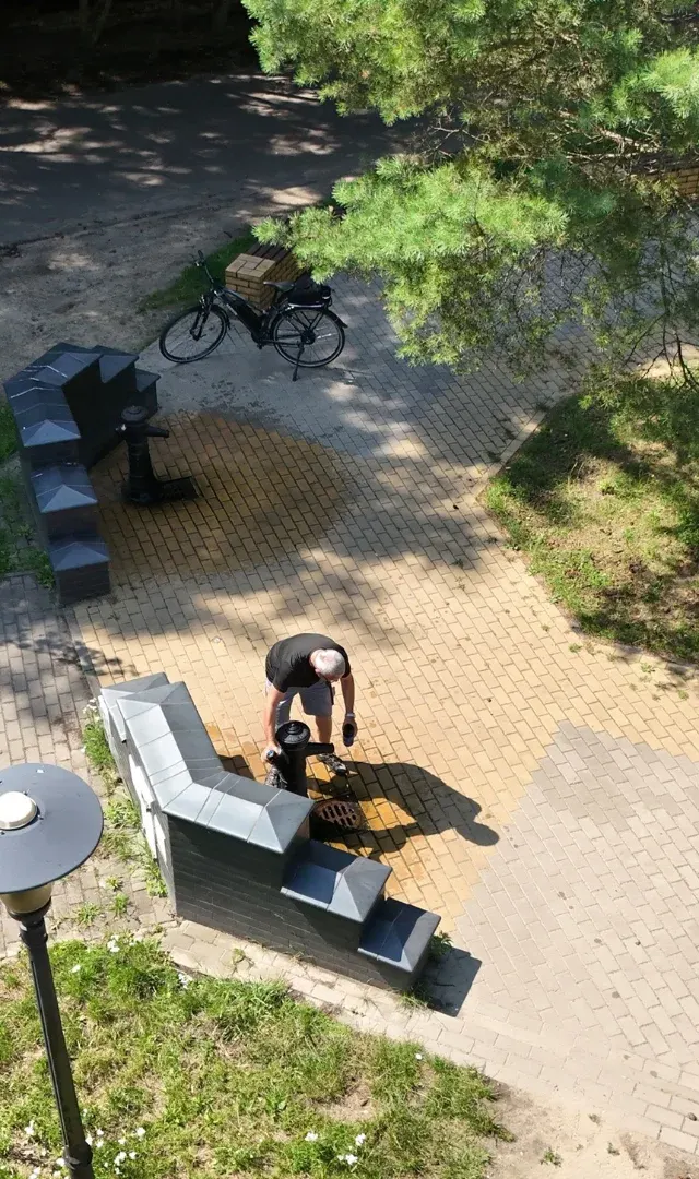 Kolejki po wodę ze studni. Fenomen łódzkich zdrojów