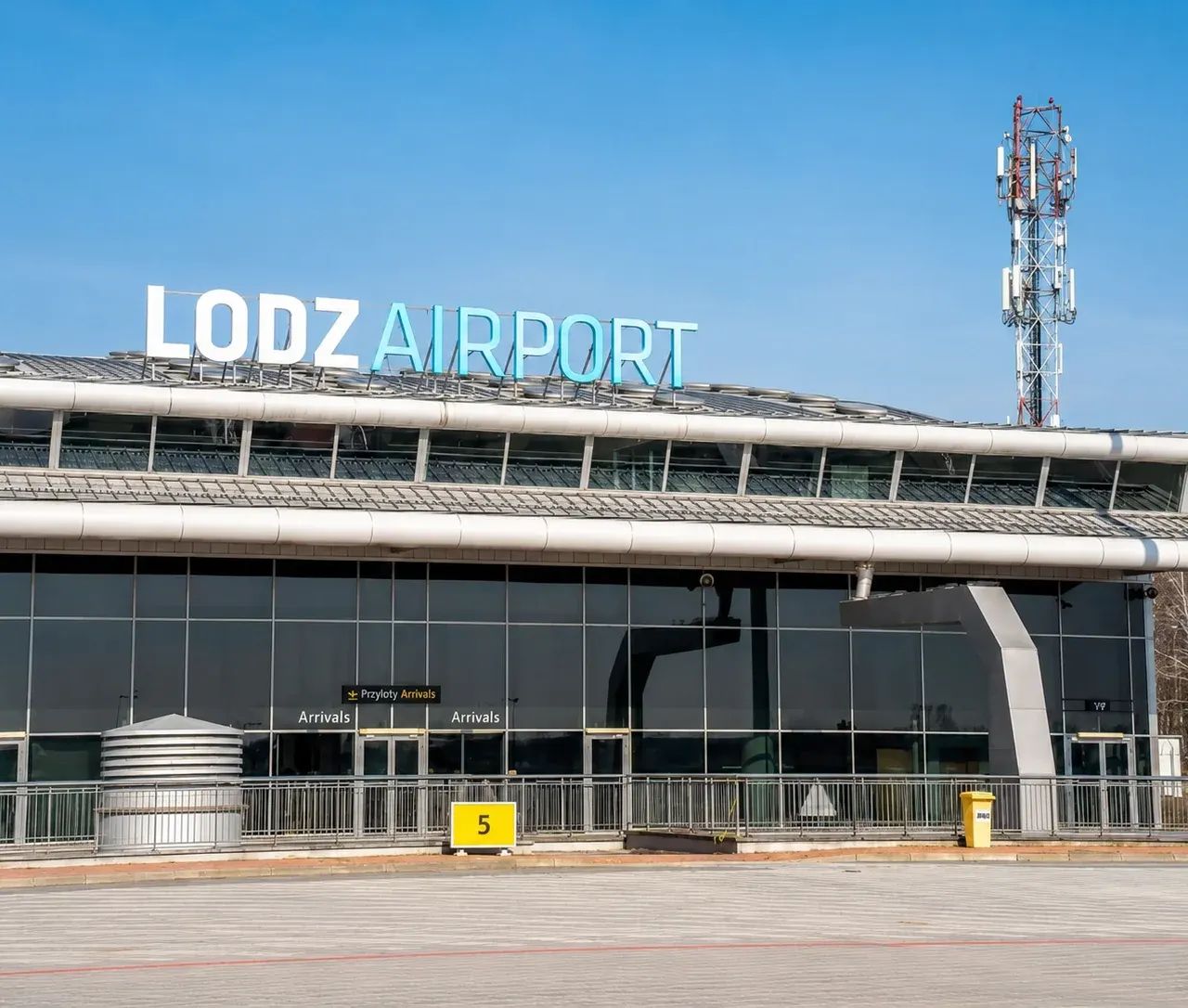 Alkohol po północy i 110 dni w delegacjach. Raport po kontroli łódzkiego lotniska