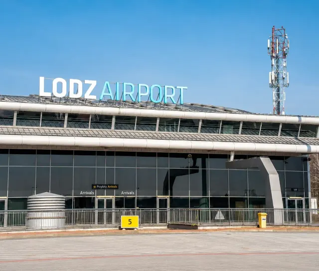 Alkohol po północy i 110 dni w delegacjach. Raport po kontroli łódzkiego lotniska