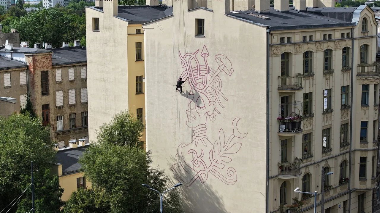 Nowy mural w centrum Łodzi. Na kamienicy pojawiła się tajemnicza szamanka