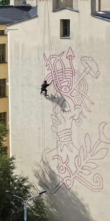 Nowy mural w centrum Łodzi. Na kamienicy pojawiła się tajemnicza szamanka