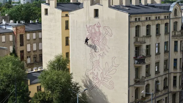 Nowy mural w centrum Łodzi. Na kamienicy pojawiła się tajemnicza szamanka