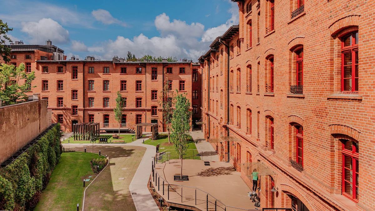 Ogrodowa 24 gotowa. Tak zmieniły się famuły Poznańskiego [ZDJĘCIA]