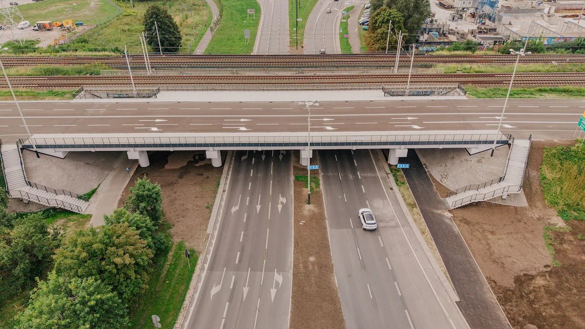 Po roku objazdów Maratońska znów łączy Retkinię. Wiadukt otwarty