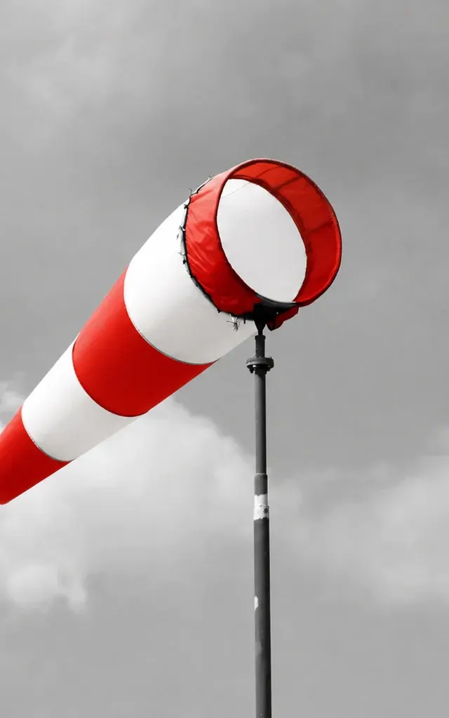 Nocne burze, potem wiatr do 110 km/h. Alert dla Łodzi