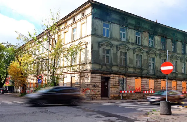 Kamienica przy Dowborczyków 23 czeka na projekt remontu. Najpierw dokumentacja, potem prace
